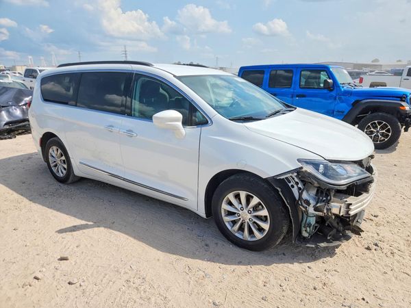 2017 CHRYSLER PACIFICA Touring L — Passenger 3/4