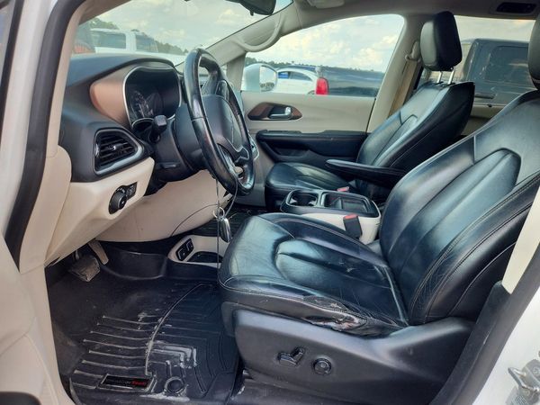 2017 CHRYSLER PACIFICA Touring L — DENT