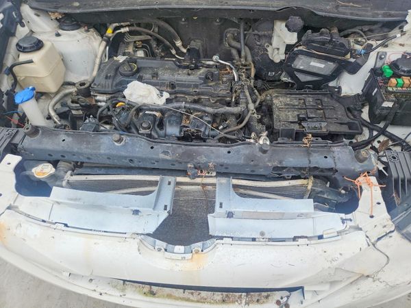 2015 HYUNDAI TUCSON GL (Middle-Low) — Engine bay