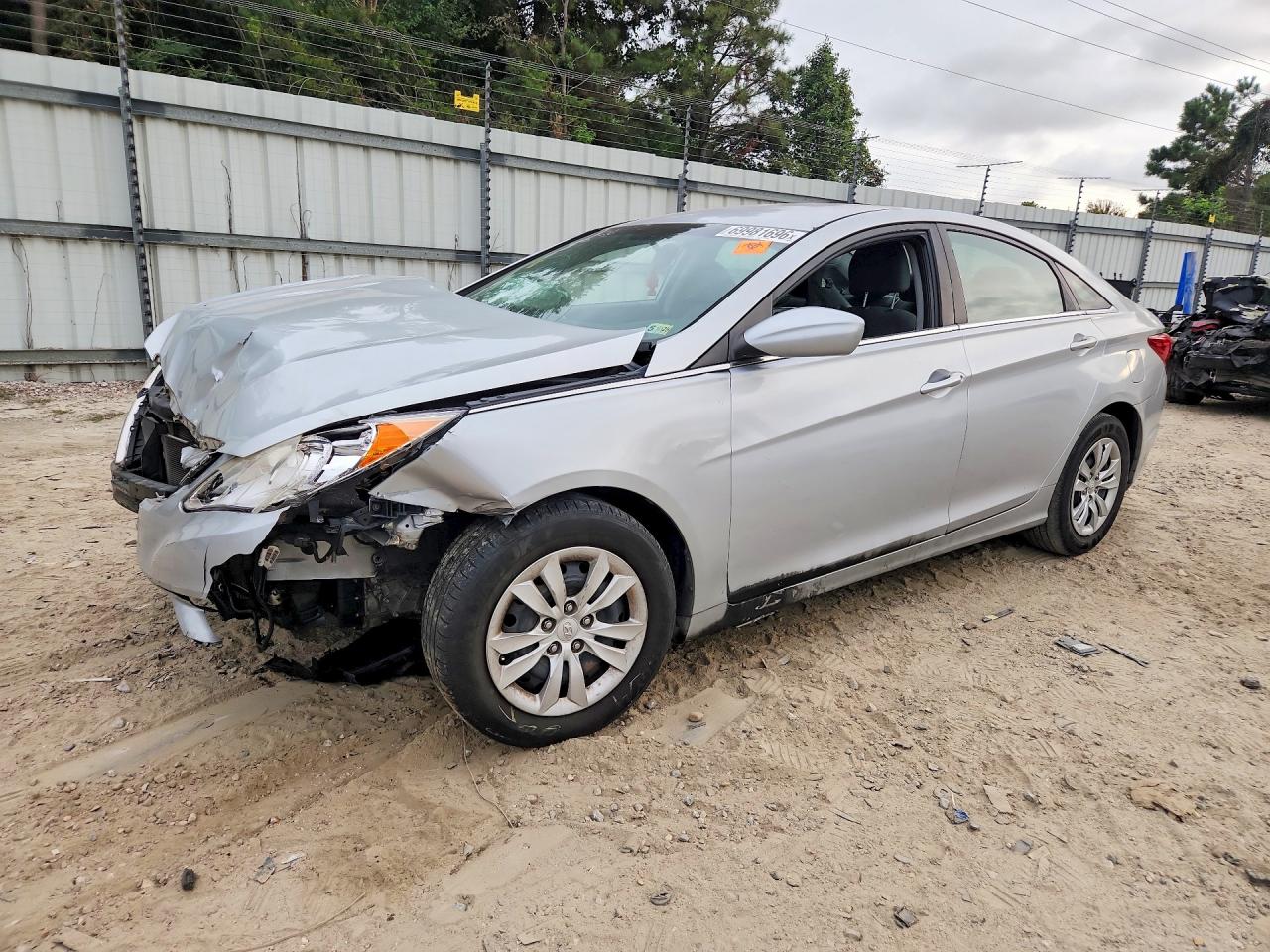 2013 HYUNDAI SONATA GLS/ GLS Popular — Front 3/4