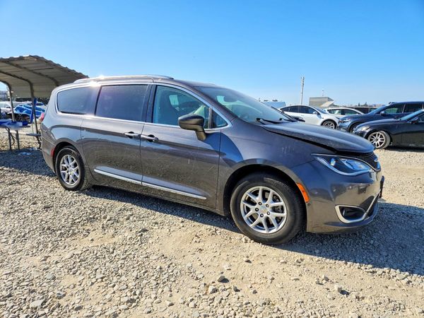 2020 CHRYSLER PACIFICA Touring L — Passenger 3/4