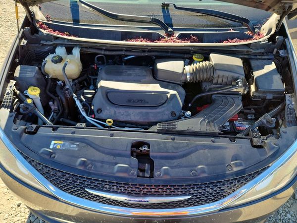 2020 CHRYSLER PACIFICA Touring L — Engine bay