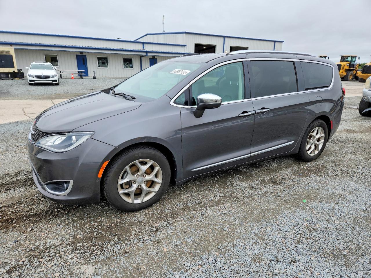 2018 CHRYSLER PACIFICA Limited — Front 3/4