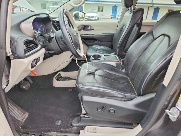 2018 CHRYSLER PACIFICA Limited — DENT