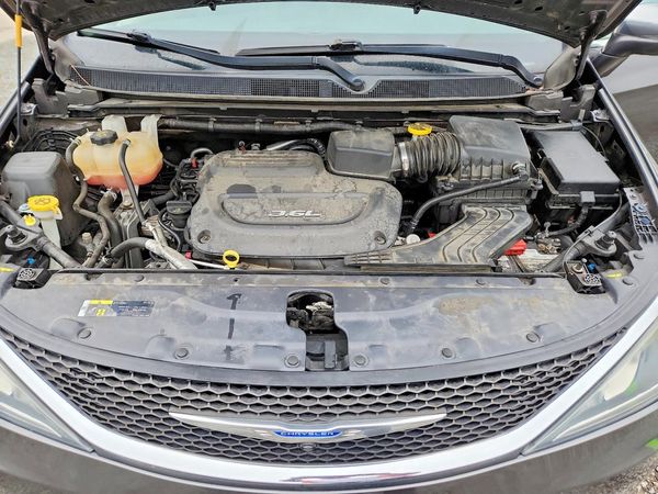 2018 CHRYSLER PACIFICA Limited — Engine bay