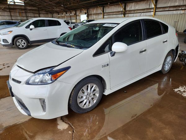 2015 TOYOTA PRIUS — Front 3/4