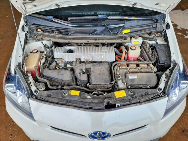 2015 TOYOTA PRIUS — Engine bay