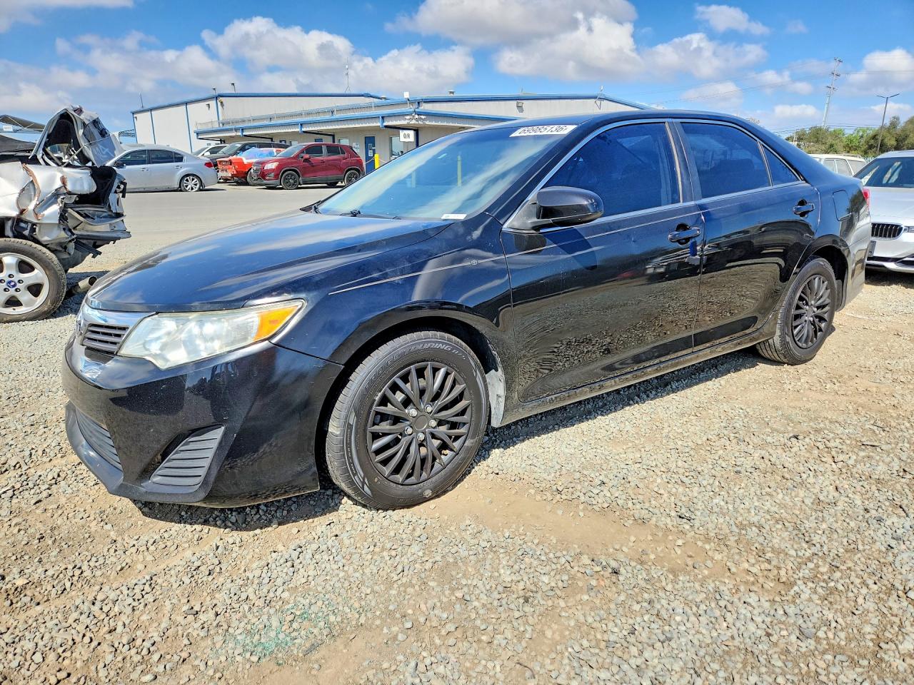 2014 TOYOTA CAMRY — Front 3/4