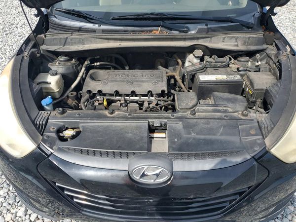 2012 HYUNDAI TUCSON GLS — Engine bay
