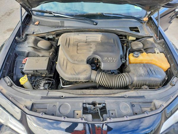 2016 CHRYSLER 300 Limited — Engine bay