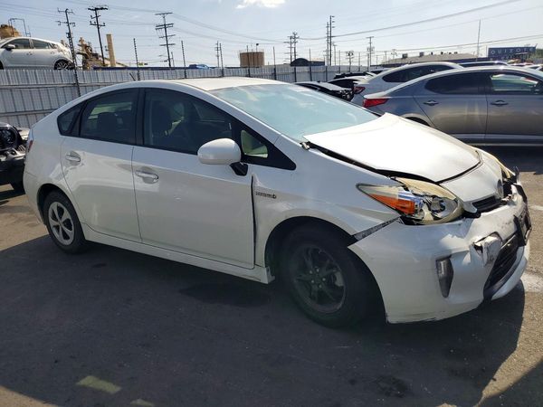 2014 TOYOTA PRIUS — Passenger 3/4