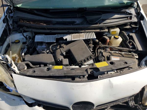2014 TOYOTA PRIUS — Engine bay