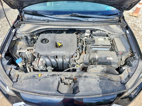 2017 HYUNDAI ELANTRA — Engine bay