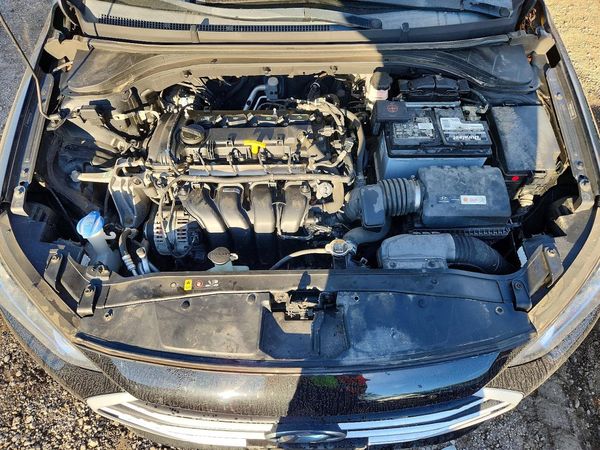 2018 HYUNDAI ELANTRA — Engine bay