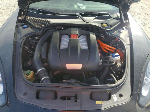 2014 PORSCHE PANAMERA S Hybrid — Engine bay