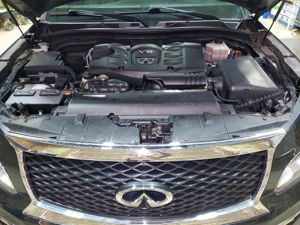 2016 INFINITI QX80 — Engine bay