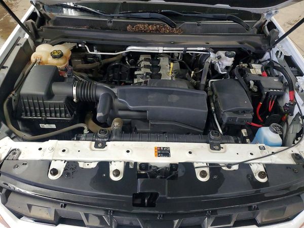 2022 CHEVROLET COLORADO LT — Engine bay