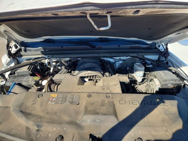 2015 CHEVROLET TAHOE LTZ — Engine bay