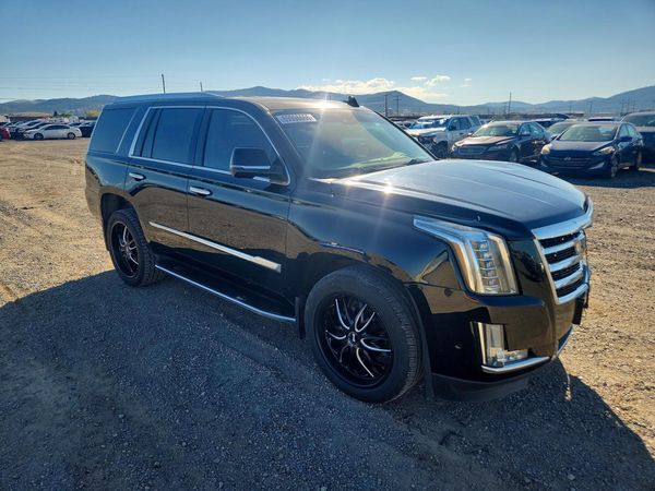 2017 CADILLAC ESCALADE Luxury — Passenger 3/4
