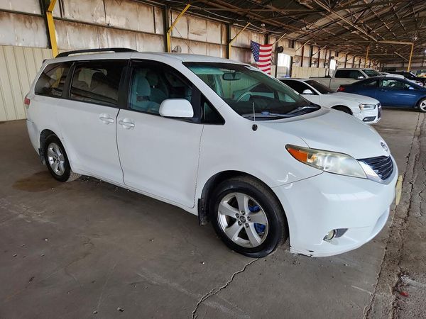 2013 TOYOTA SIENNA — Passenger 3/4