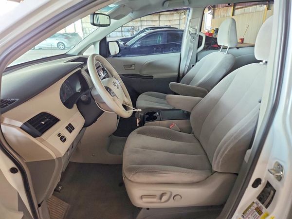 2013 TOYOTA SIENNA — DENT