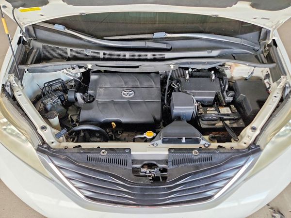 2013 TOYOTA SIENNA — Engine bay