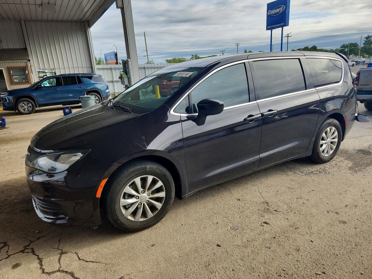 2017 CHRYSLER PACIFICA — Front 3/4