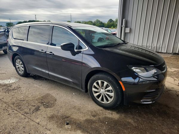 2017 CHRYSLER PACIFICA — Passenger 3/4