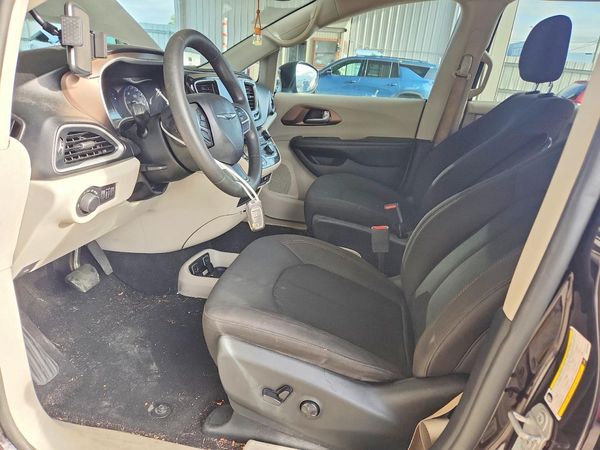 2017 CHRYSLER PACIFICA — DENT