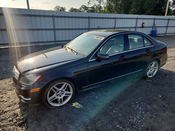 2013 MERCEDES-BENZ C C300 — Front 3/4