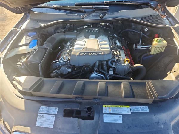 2015 AUDI Q7 Premium — Engine bay