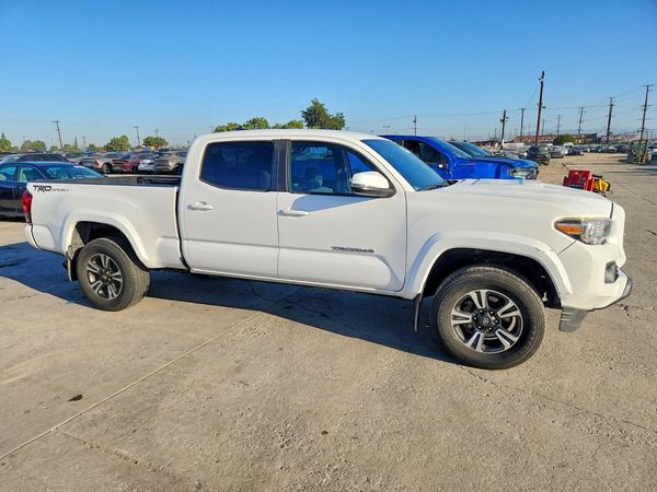 2017 TOYOTA TACOMA SR5/TRD Sport — Passenger 3/4