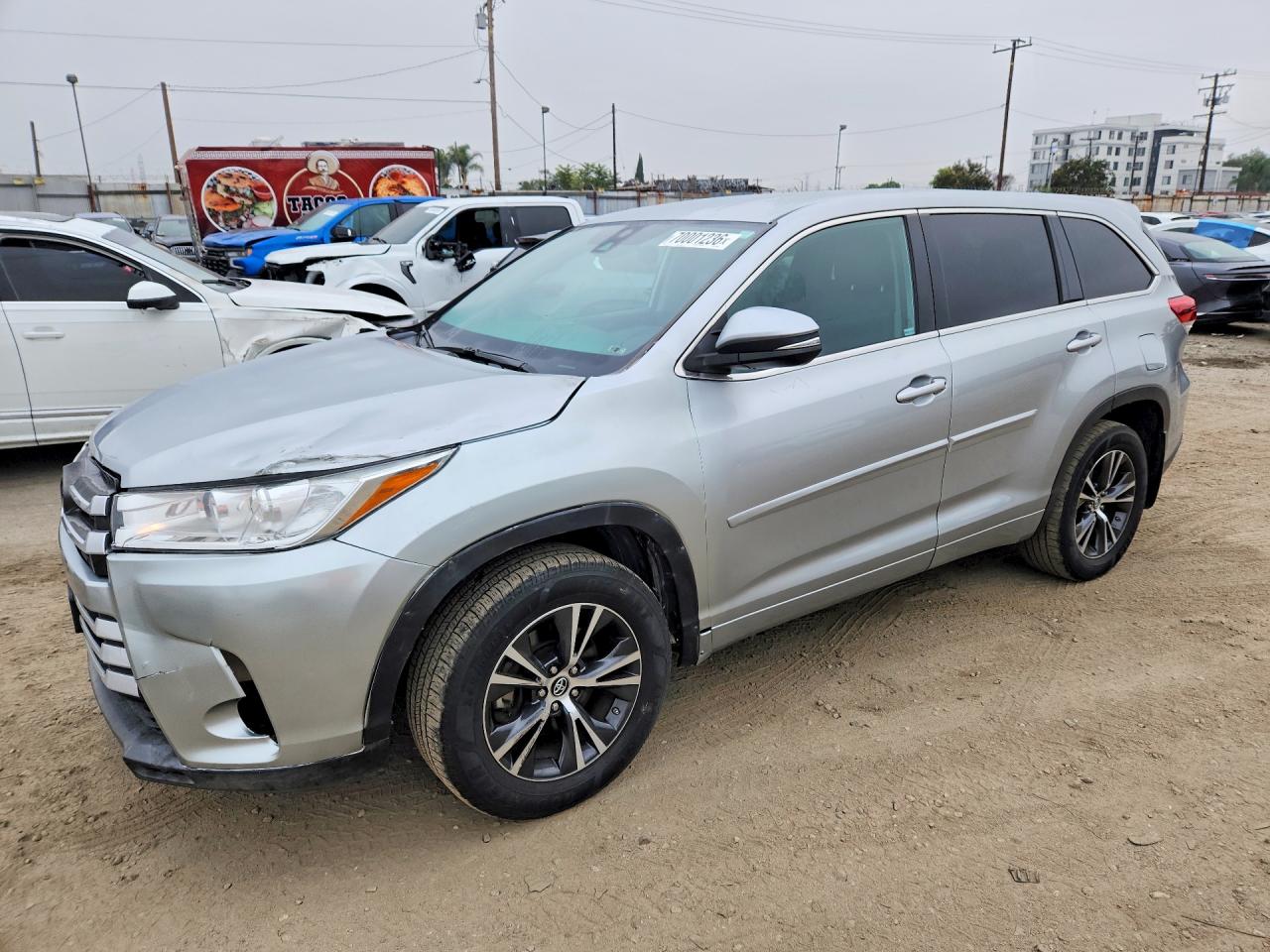 2018 TOYOTA HIGHLANDER LE — Front 3/4