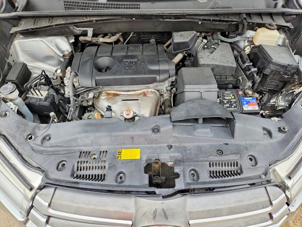 2018 TOYOTA HIGHLANDER LE — Engine bay