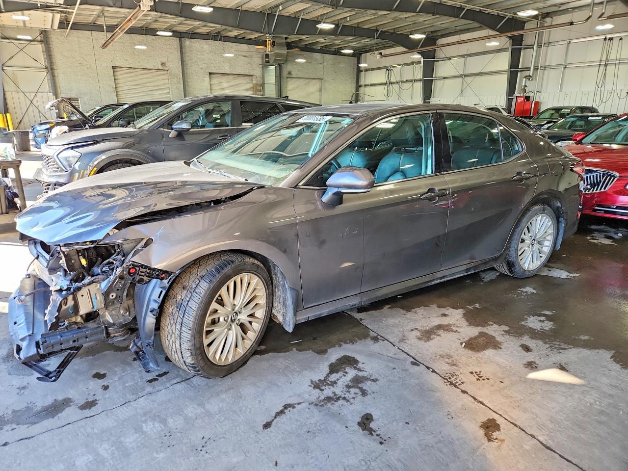 2020 TOYOTA CAMRY XLE — Front 3/4