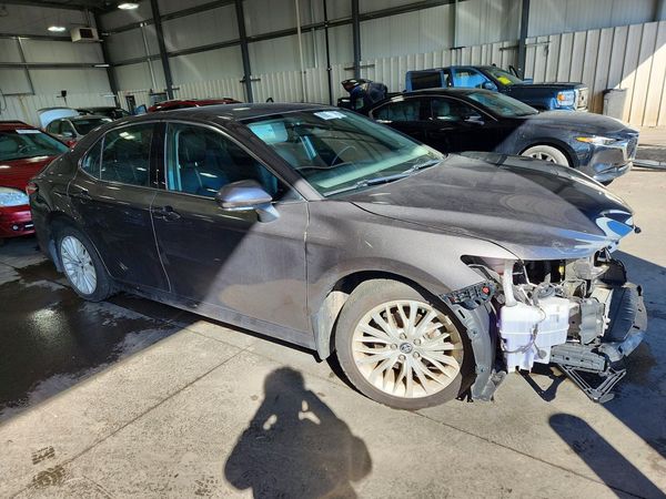 2020 TOYOTA CAMRY XLE — Passenger 3/4