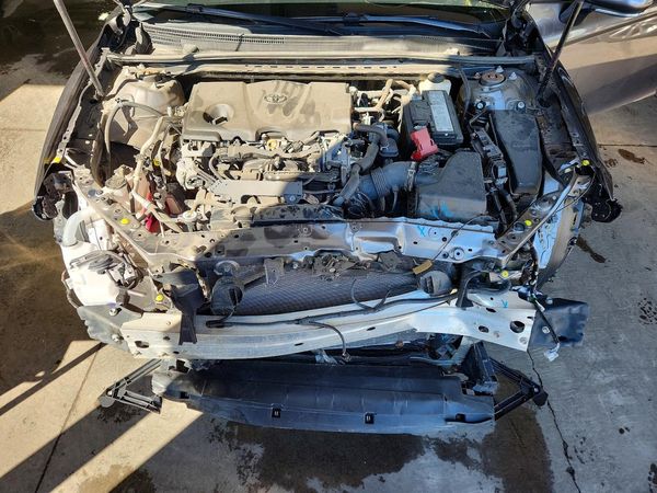 2020 TOYOTA CAMRY XLE — Engine bay