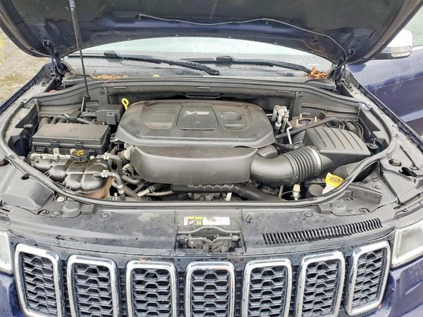 2017 JEEP GRAND CHEROKEE Limited — Engine bay