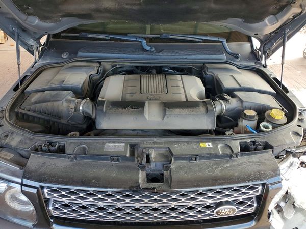 2013 LAND ROVER RANGEROVER HSE LUX — Engine bay
