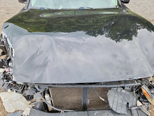 2014 INFINITI QX70 — Engine bay