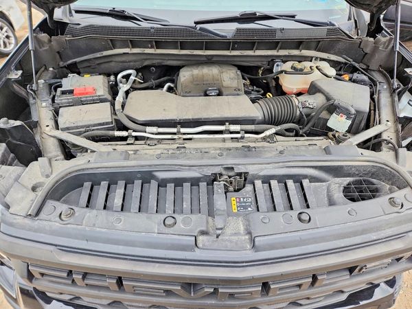 2023 CHEVROLET SILVERADO Custom — Engine bay