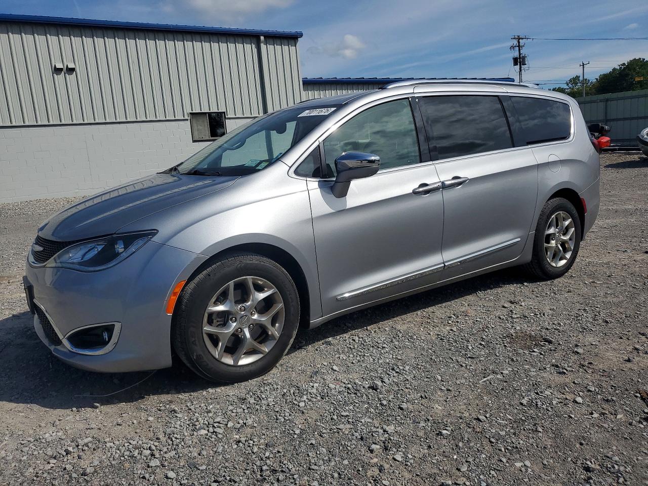 2019 CHRYSLER PACIFICA Limited — Front 3/4