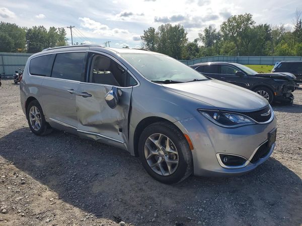 2019 CHRYSLER PACIFICA Limited — Passenger 3/4
