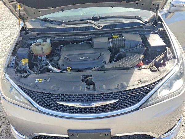 2019 CHRYSLER PACIFICA Limited — Engine bay