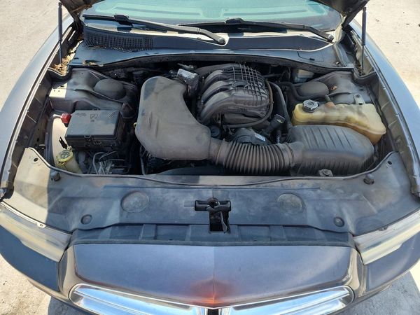 2013 DODGE CHARGER SE — Engine bay