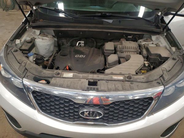 2012 KIA SORENTO GL(Middle-low grade) — Engine bay