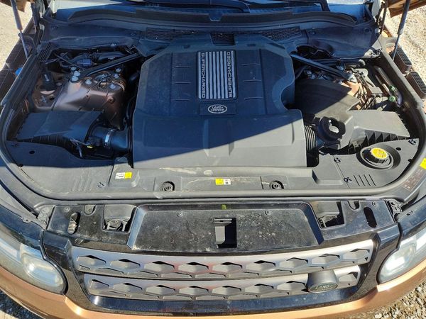 2016 LAND ROVER RANGEROVER SE — Engine bay