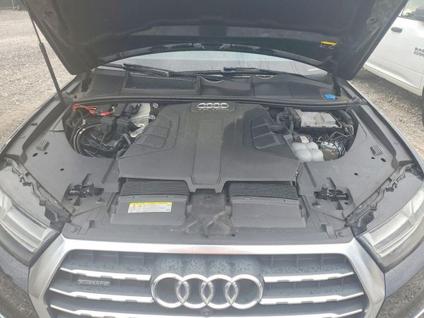 2018 AUDI Q7 quattro Prestige — Engine bay