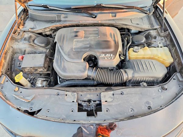 2018 DODGE CHARGER SXT — Engine bay