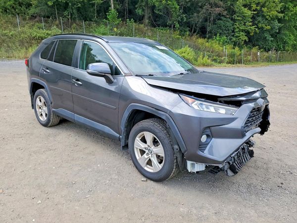 2020 TOYOTA RAV4 XLE — Passenger 3/4